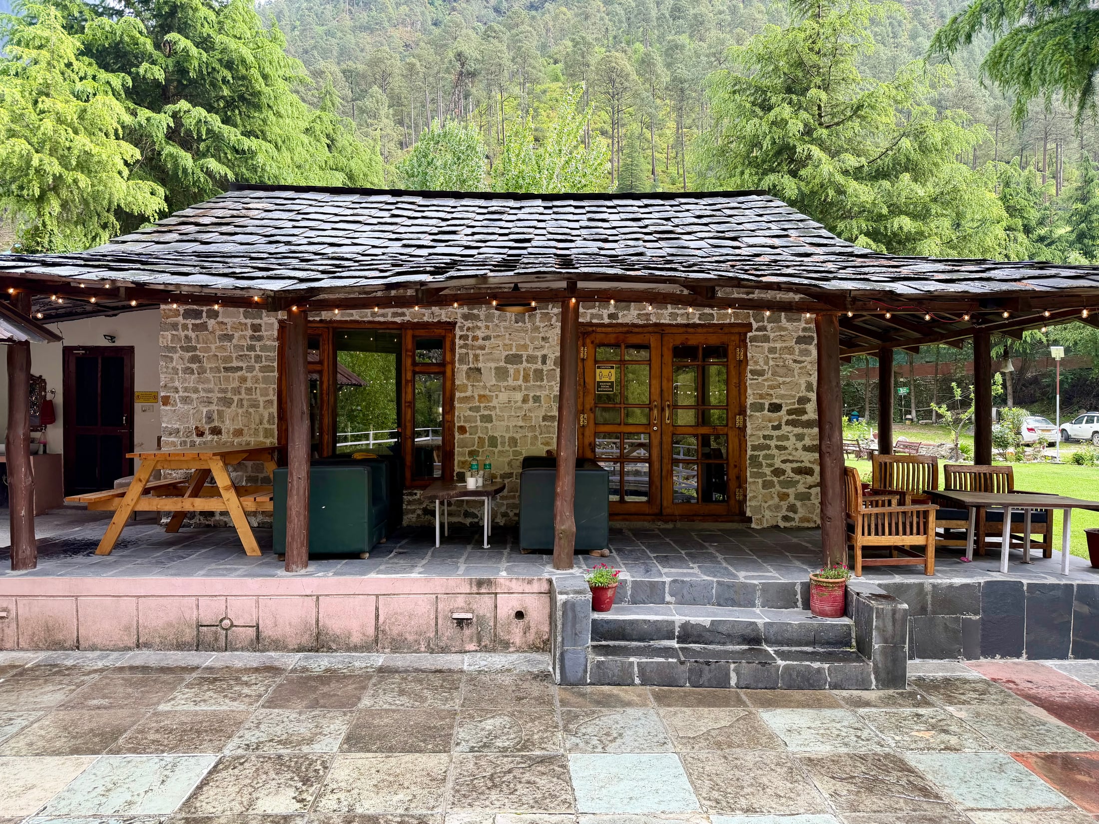 Outdoor restaurant seating area at WhiteStone Cottages