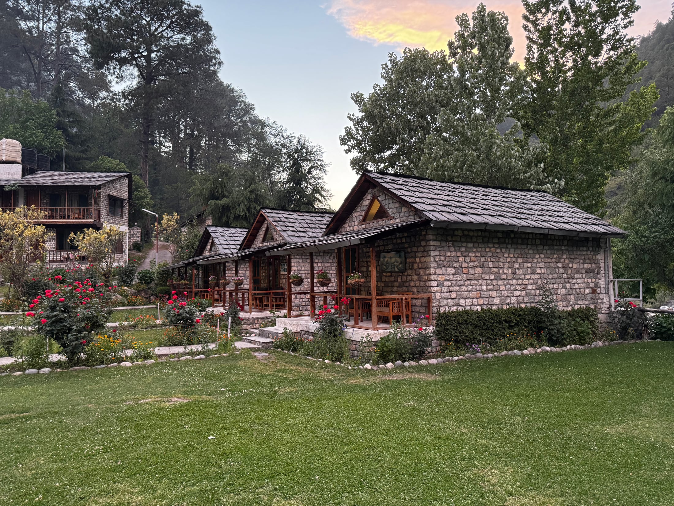 Open lawn family stay at Whitestone Cottages